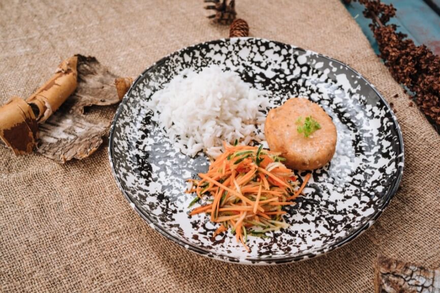 Котлета из семги с рисом басмати и овощ.